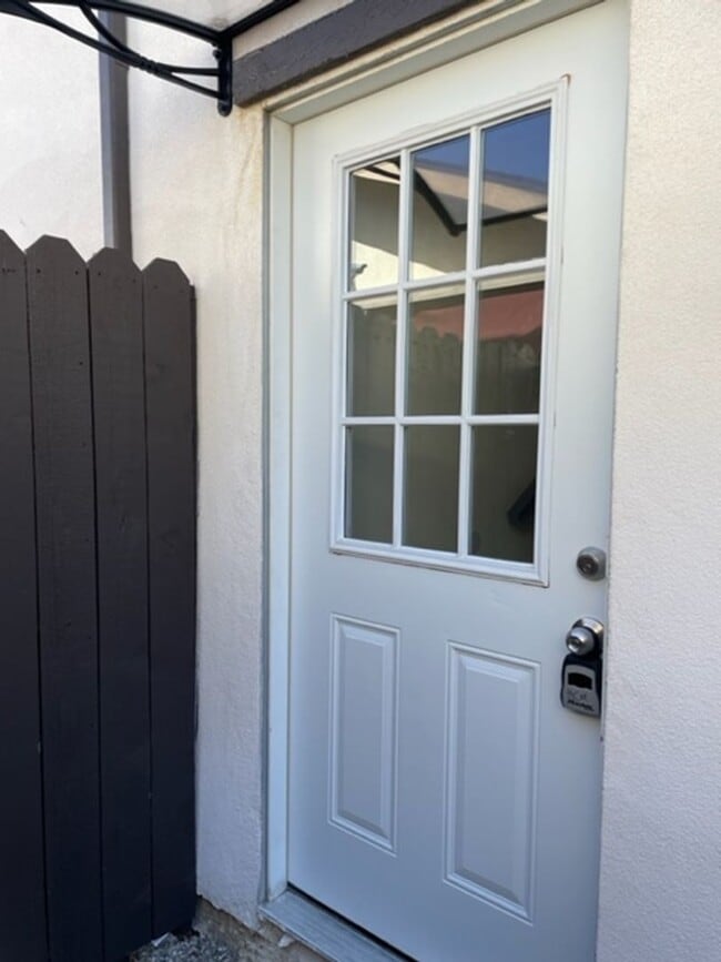 Building Photo - Newer Carriage Unit