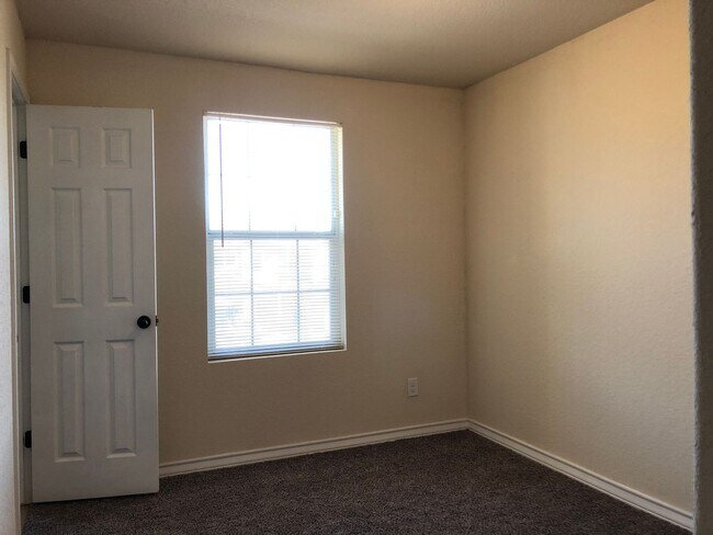 Building Photo - Town home for rent