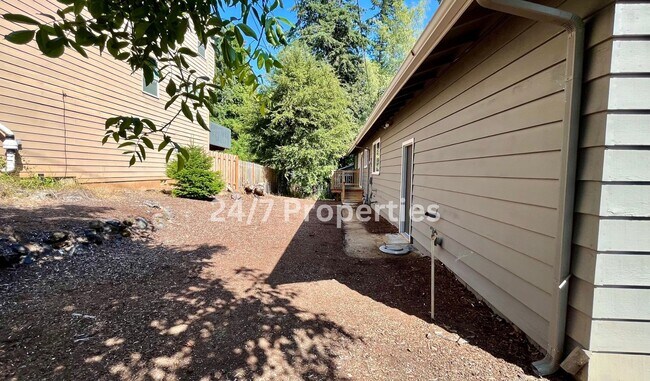 Building Photo - Spacious 4BD I 2BA Home w/ Separate Living...
