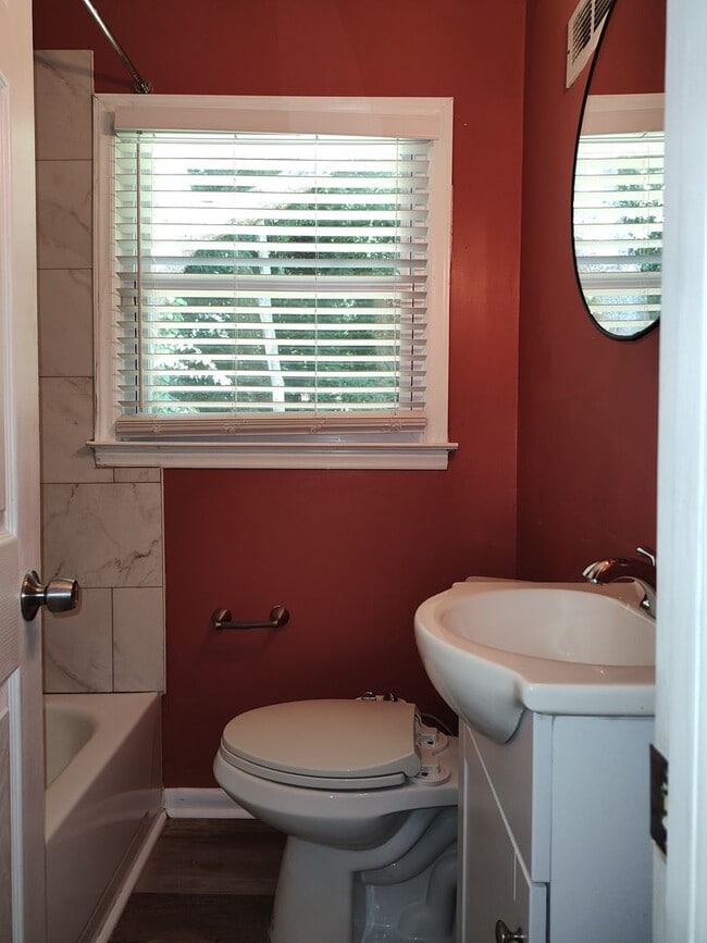 Building Photo - Move-in ready Ranch Style Home Located in ...