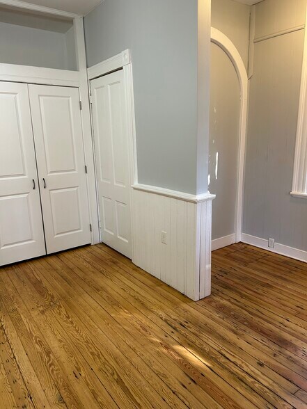 Building Photo - 1103 Oakwood Ave