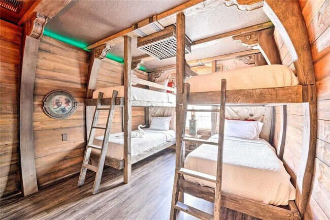 Building Photo - 8988 Stinger Dr