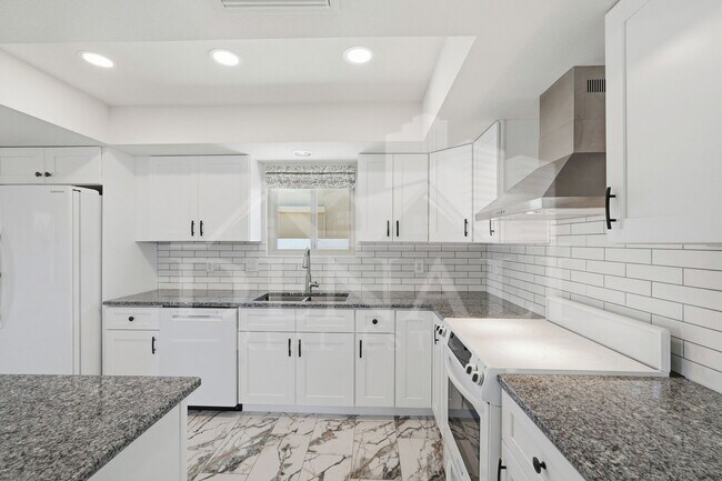 Building Photo - 10602 E Elmhurst Dr