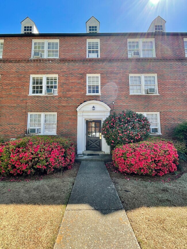 Building entrance - 2853 Thornhill Rd