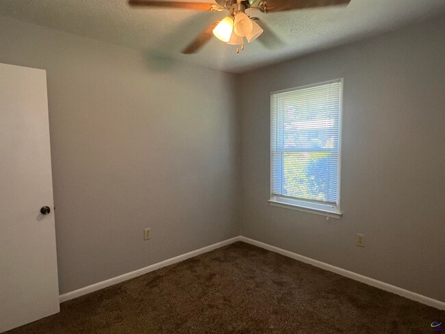 Building Photo - 211 Laverne Dr