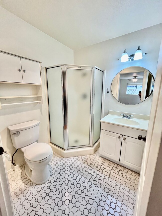 Building Photo - Charming 2 Bed 2 Bath Condo with Washer and Dryer!