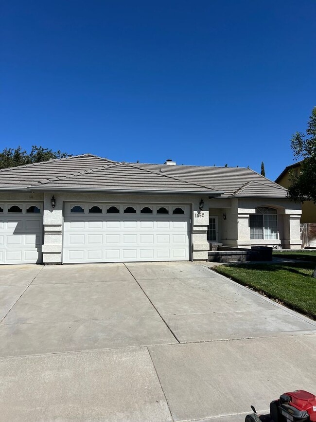 Building Photo - Beautiful 3-Bedroom, 2-Bath Single-Story Home