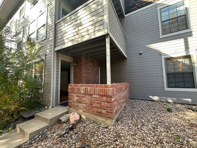 Building Photo - Condo on the Hill Available Aug 2026