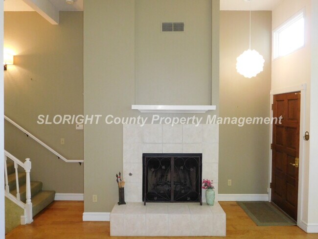 Building Photo - AVAILABLE AUGUST - Windermere Village Townhome - 3 Bed / 2.5 Bath