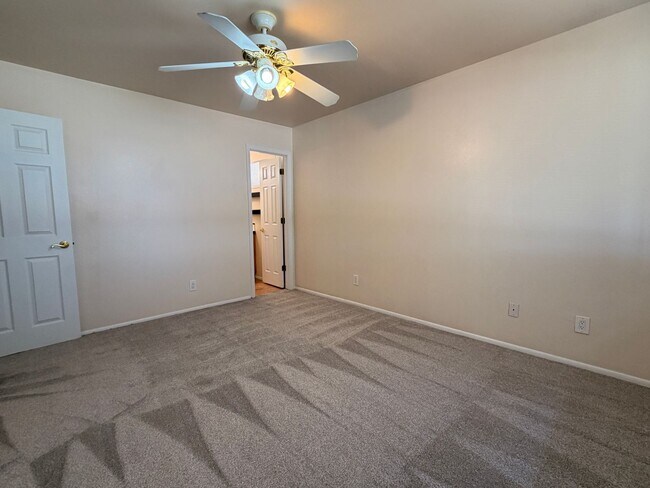 Building Photo - 718 E Manhatton Dr