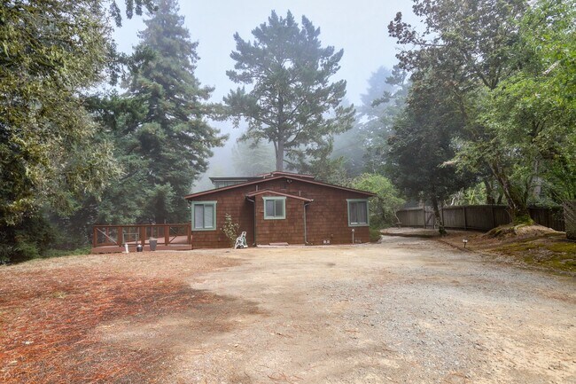 Building Photo - 3 Bed / 2 Bath Woodside home on large lot ...