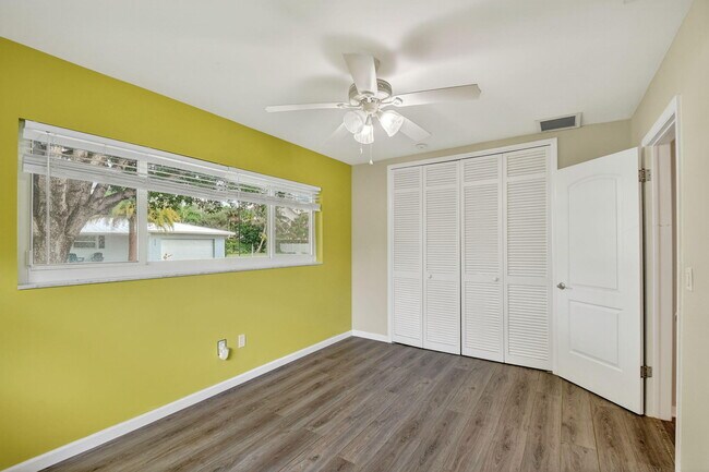 Building Photo - 113 Park Ln E