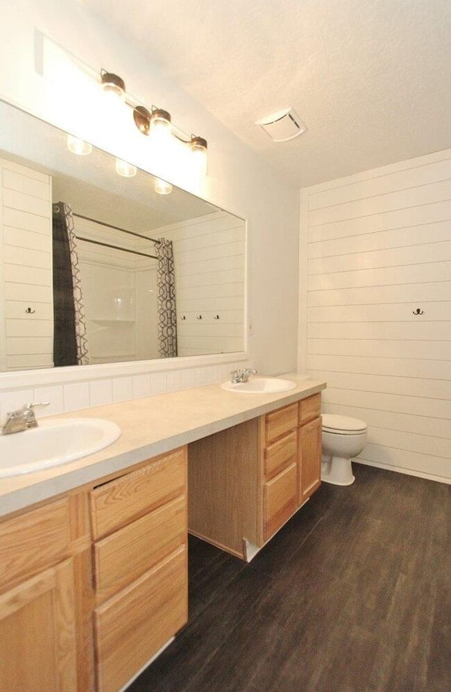 Building Photo - Spacious Home in Quiet Neighborhood