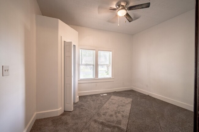 Building Photo - 433 N Randall St