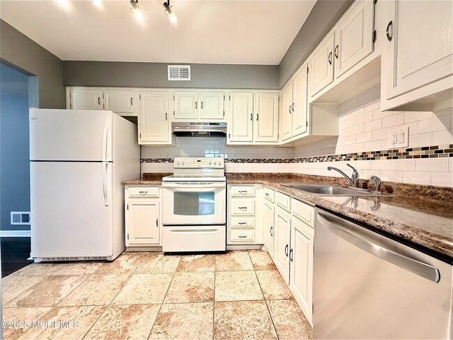 Building Photo - 304 Wellington Pl