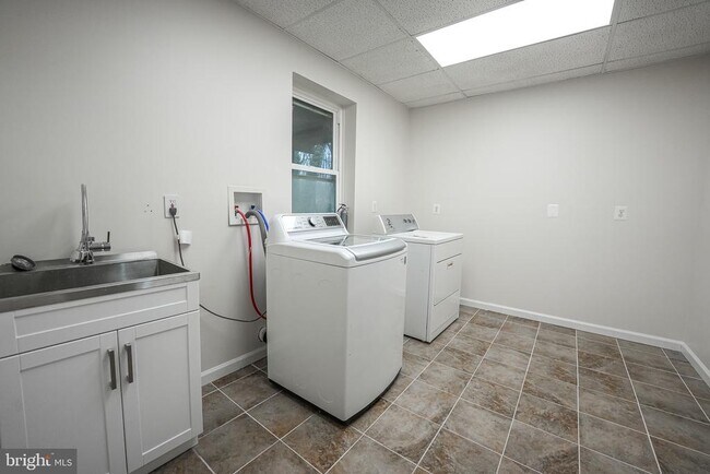 Building Photo - 4230 Avon Dr