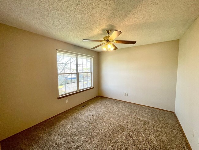 Building Photo - Beautiful 2 story, 5 bedroom, 3 bath home available NOW!