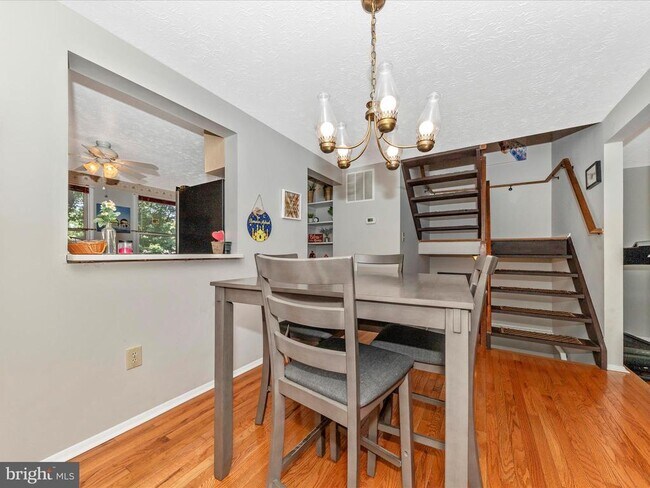 Building Photo - 12461 Quail Woods Dr