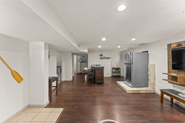 Building Photo - 417 N Coraline St