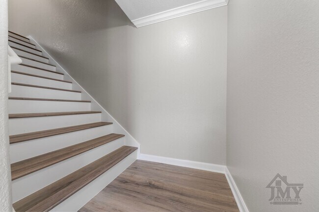 Building Photo - Duplex For Lease
