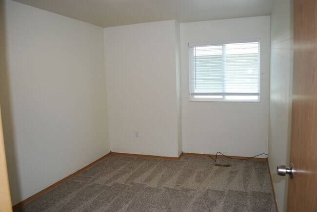 Building Photo - 1716 S Eagleson Rd