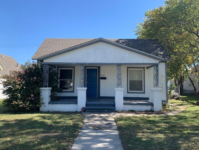 Primary Photo - 3 bedroom, one bathroom home located in Jo...
