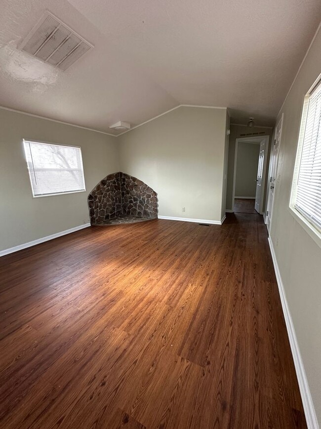 Building Photo - 2 Bed, 2 bath