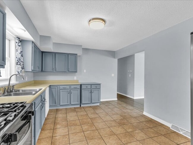 Building Photo - 615 Breen Dr