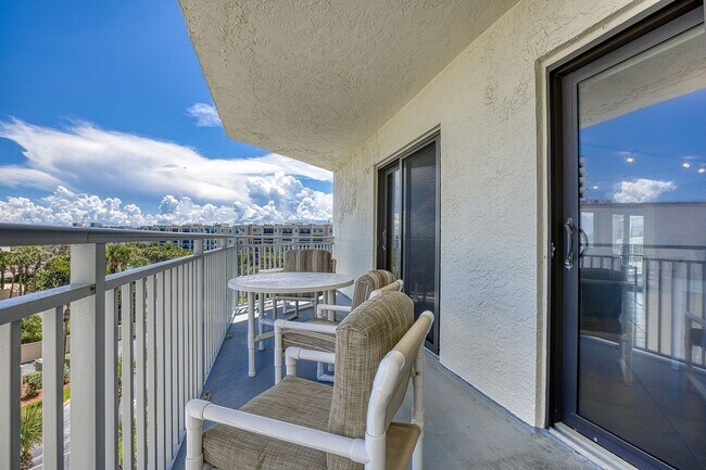 Building Photo - Fully Furnished Beautiful 2 Bedroom Seascape Towers Oceanfront Condo