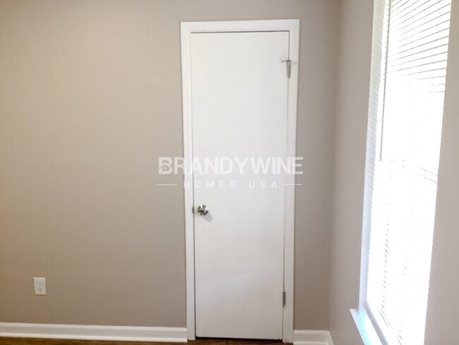 Building Photo - One month FREE RENT
