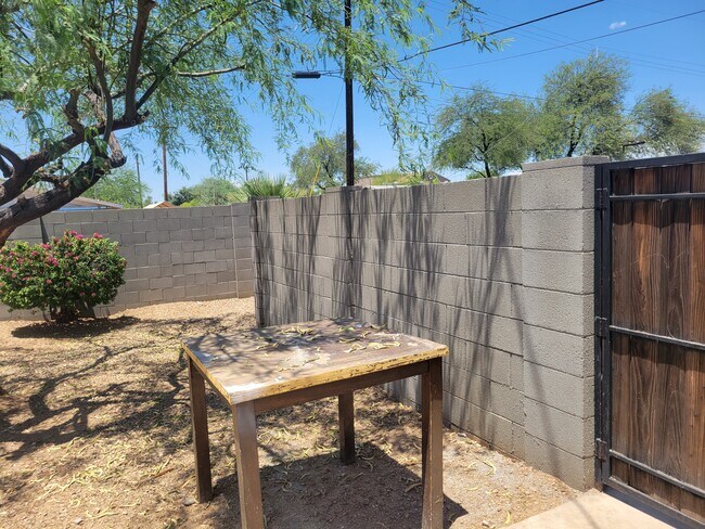 Building Photo - 8050 N 11th Pl