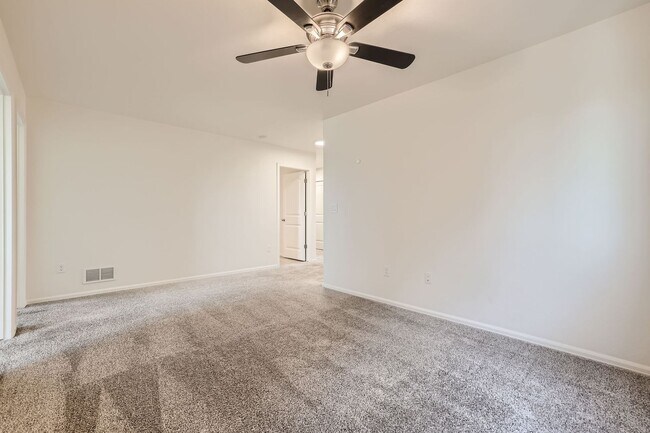 Building Photo - 3 bedroom townhome on north side, attached...