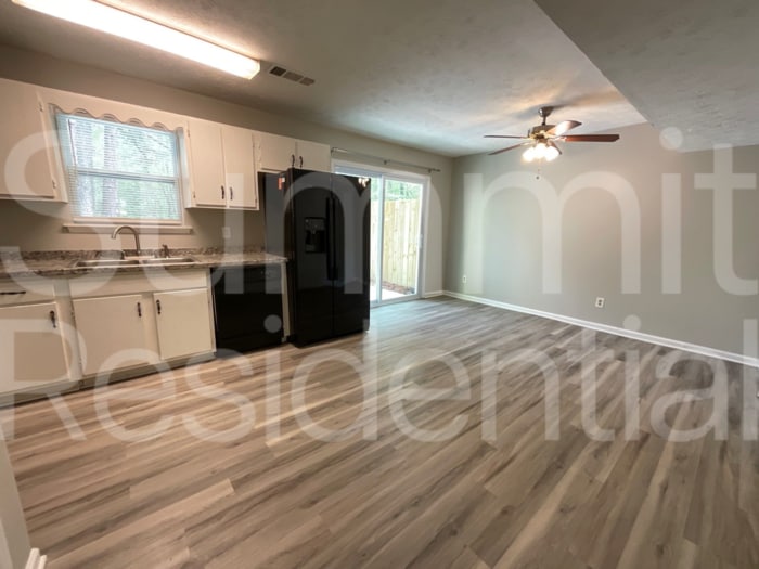 Building Photo - 5950 Stonewall Dr