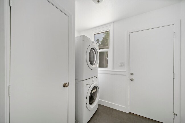 Building Photo - 4978 N North Maywood Ave