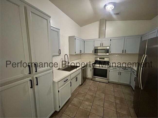 Building Photo - Stunning 5 Bed/2 Bath S Bakersfield Home w...