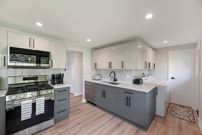 Building Photo - 908 Long Meadow Dr