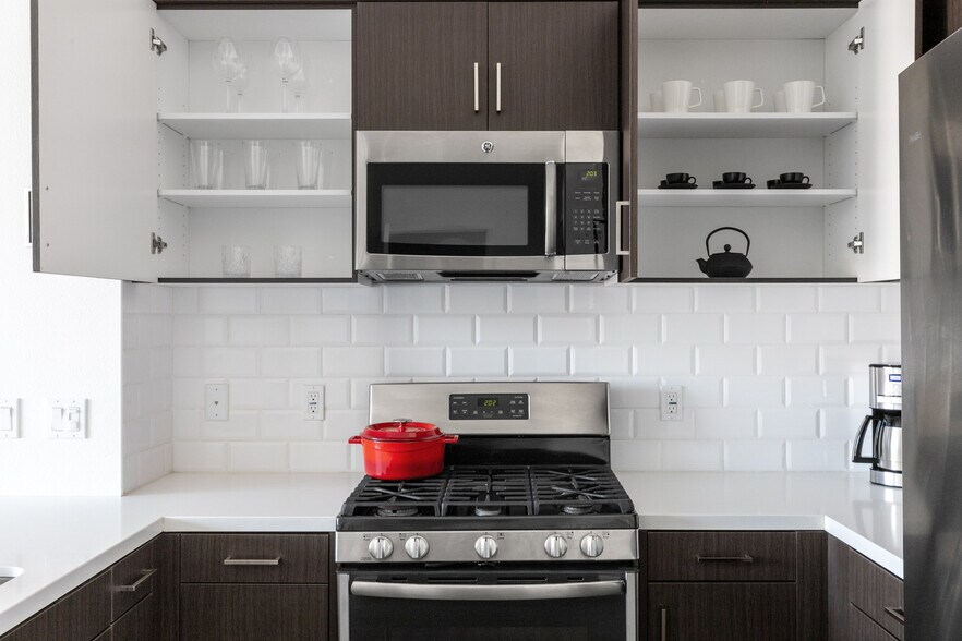 Building Photo - 133 S Reeves Dr