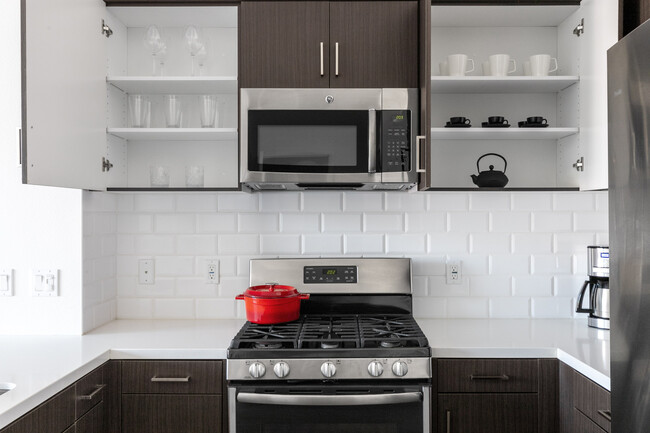 Building Photo - 136 S Roxbury Dr