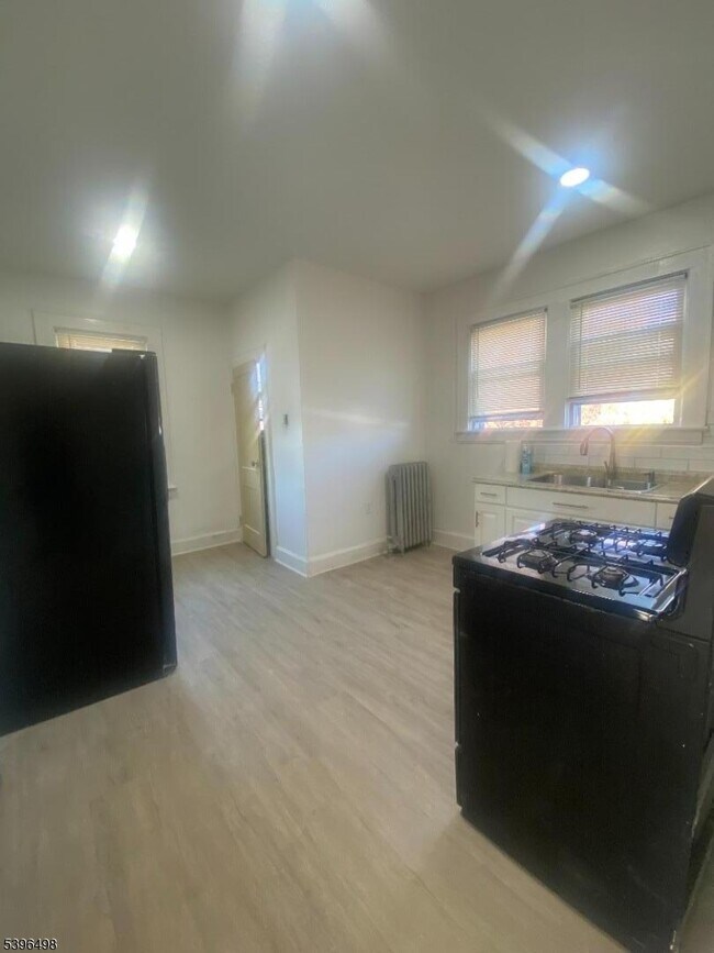 Building Photo - 61 Wainwright St