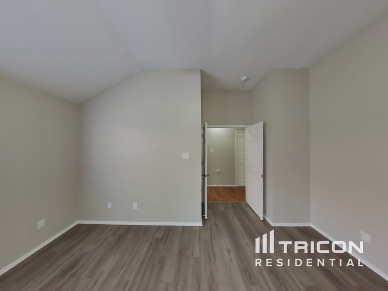 Building Photo - 2520 Clovermeadow Dr