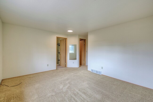 Building Photo - Bright & Spacious Rambler off of Cul-de-Sac