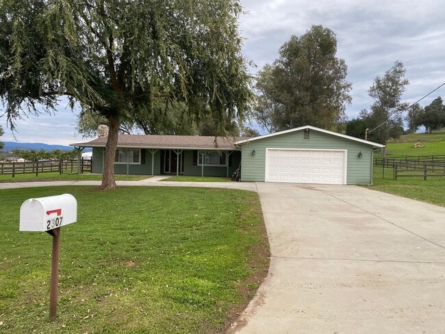 Building Photo - West-End Ramona 3BR Ranch on 2 Acres – Easy Poway Commute