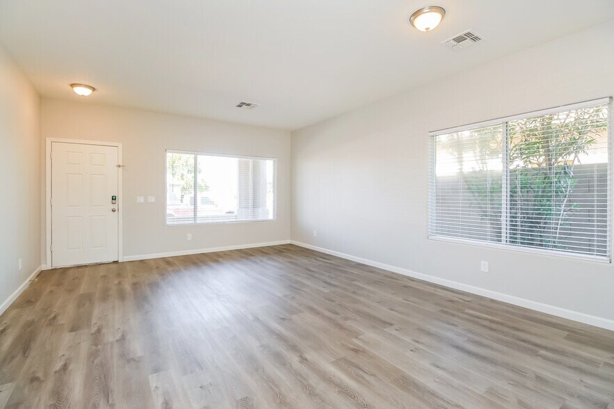 Building Photo - 11559 W Buchanan St