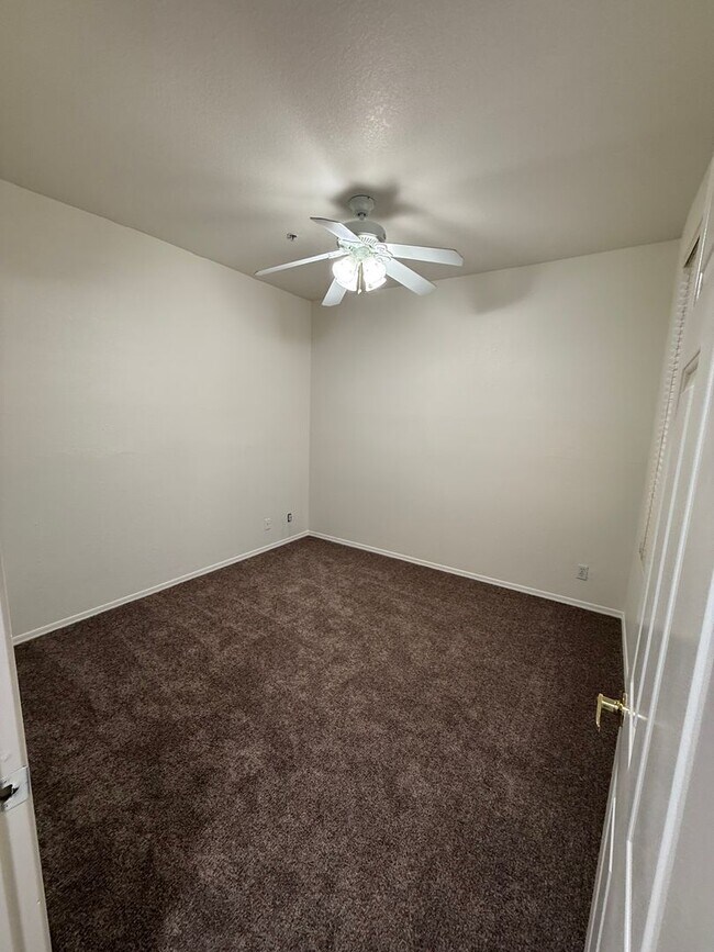 Building Photo - 3 Bedroom Townhouse with Garage, Gated Com...