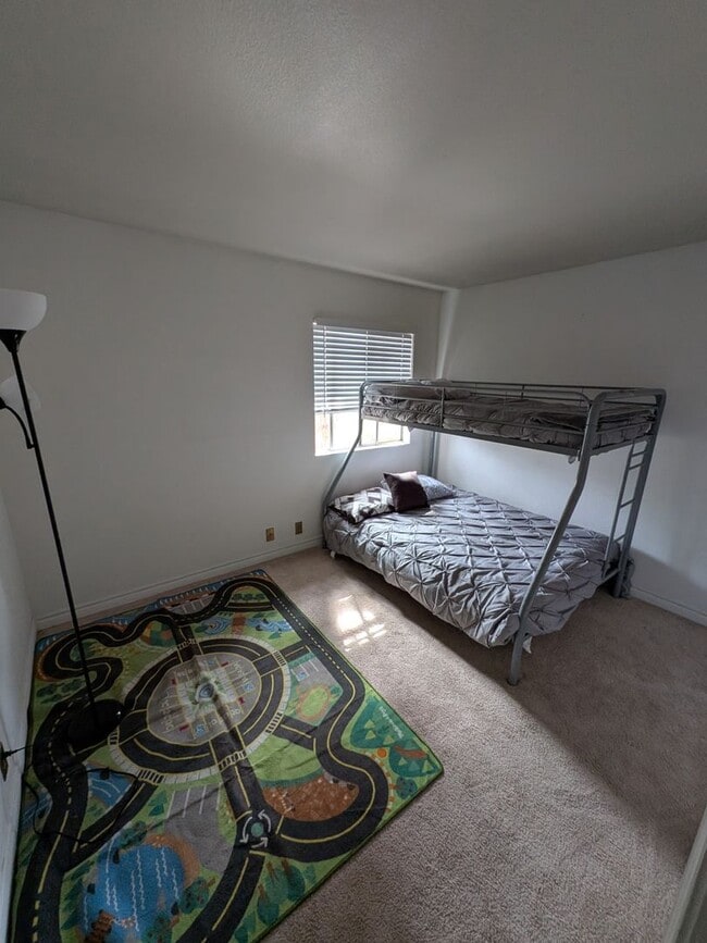 Building Photo - 2 bed 1 bath condo for rent -$1300