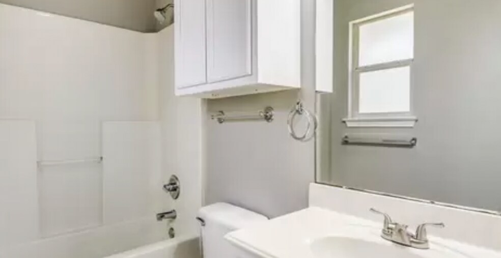 Building Photo - 2066 Bentwood Dr
