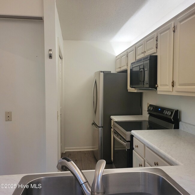 Building Photo - 301 Hampton Dr