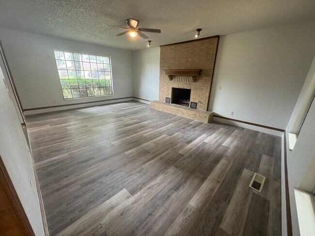 Building Photo - 325 E Parkland Dr