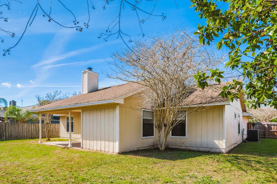 Building Photo - 8245 Hamden Cir W