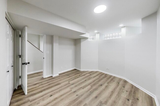 Building Photo - 2330 N Greenview Ave